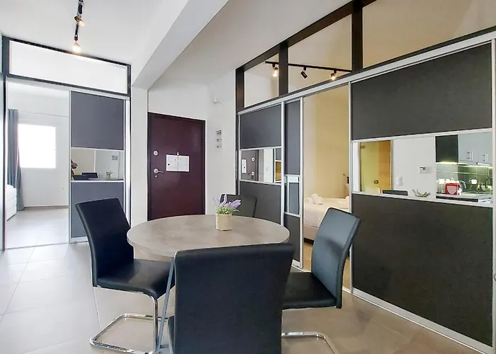 Cozy Renovated Studio